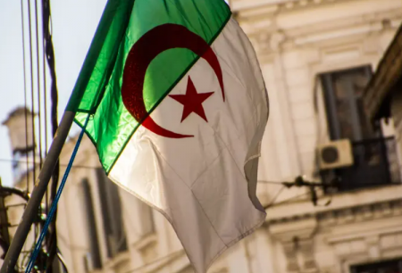 فيديو محاولة انتحار طفل جزائري يثير ضجة